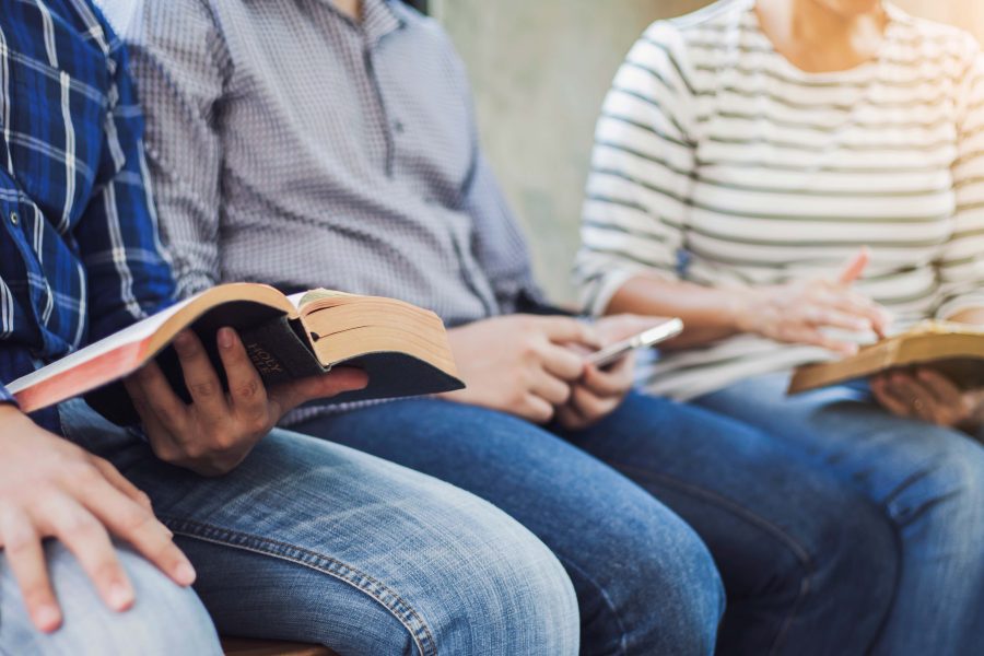 Close,Up,Of,Christian,Group,Are,Reading,And,Study,Bible