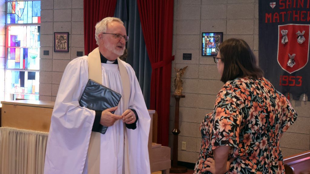 Jeffrey Hurst Installation Chatting with Congregation Jeffrey Hurst Installation Chatting with Congregation